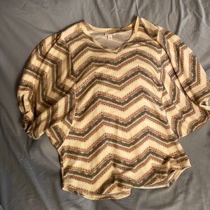 LuLuRoe V-neck shirt w/batwing sleeves